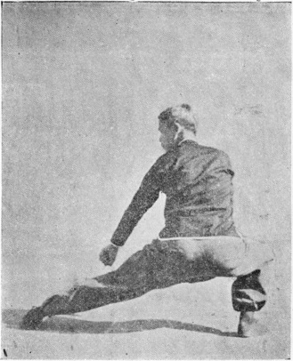 Posture 12 : les deux poings tombés devant, la jambe gauche jetée et raclant le sol — planche de l&rsquo;édition de 1958