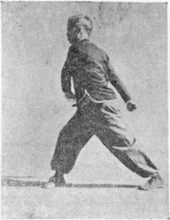 Posture 13a : le pied droit qui avance — planche de l&rsquo;édition de 1958