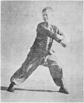 Posture 13b : le poing droit qui décrit un cercle de haut en bas pour se sceller vers l&rsquo;arrière — planche de l&rsquo;édition de 1958