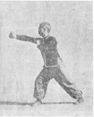 Posture 14a : le poing droit qui fend en avant — planche de l&rsquo;édition de 1958