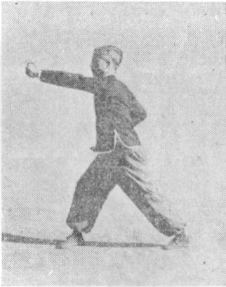 Posture 14b : le poing droit passé derrière, le poing gauche qui fend en avant — planche de l&rsquo;édition de 1958