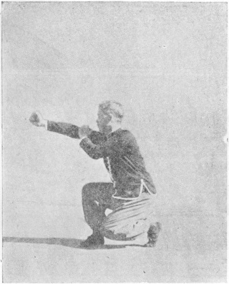 Posture 14c : le poing droit de nouveau fendu en avant, la grande roue achevée — planche de l&rsquo;édition de 1958