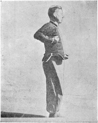 Posture 1 : les deux poings ramenés à la taille, le regard devant — planche de l&rsquo;édition de 1958