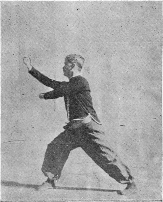 Posture 18 : le poing droit qui fend en descendant en revers, le poing éclatant — planche de l&rsquo;édition de 1958