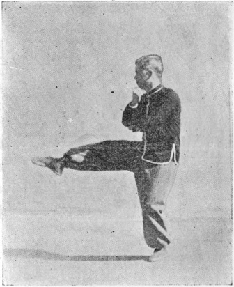 Posture 19 : assis en arrière sur le pied gauche, le coup de pied droit qui ferme la porte — planche de l&rsquo;édition de 1958