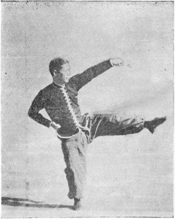 Posture 21 : le corps retourné, la main gauche en crochet vers l&rsquo;ouest, le coup de pied gauche — planche de l&rsquo;édition de 1958