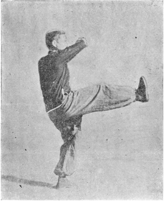 Posture 22 : le bond, le coup de pied droit et le poing circulaire — planche de l&rsquo;édition de 1958
