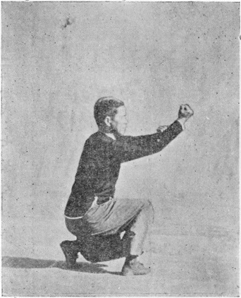 Posture 23 : entrée dans l&rsquo;anneau à droite, l&rsquo;avant-bras pressant, le poing gauche contre le coude droit — planche de l&rsquo;édition de 1958