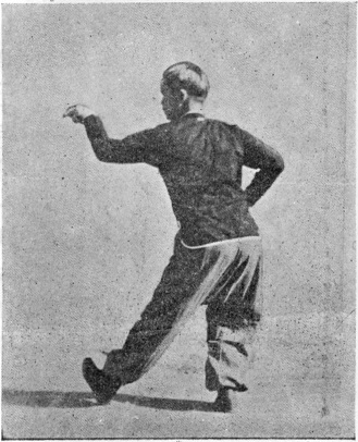 Posture 24 : retourné vers l&rsquo;est, le poing droit à la taille, la main gauche en crochet — planche de l&rsquo;édition de 1958