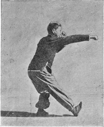 Posture 2 : le pied droit avancé vers l&rsquo;ouest, le poing de complément à droite — planche de l&rsquo;édition de 1958
