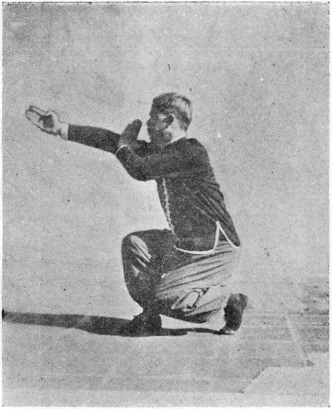 Posture 28 : les deux paumes écartant ensemble vers la droite, la droite longue devant, la gauche courte derrière — planche de l&rsquo;édition de 1958