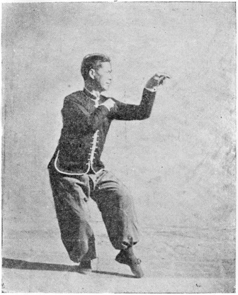 Posture 32 : tigre enjambé à gauche, les deux mains en « saisir la cigale », clôture de l&rsquo;enchaînement — planche de l&rsquo;édition de 1958