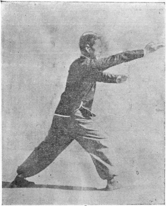 Posture 3 : le pied droit posé devant, la paume droite en revers devant, la paume gauche sous le coude droit — planche de l&rsquo;édition de 1958