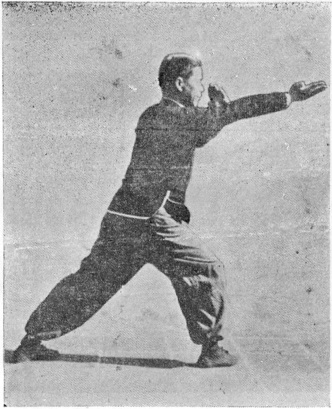 Posture 4b : le pas élancé en avant, la paume droite qui fend en descendant devant — planche de l&rsquo;édition de 1958