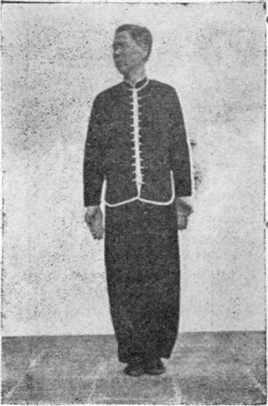première étape de la posture d’ouverture, les paumes pendant le long du corps