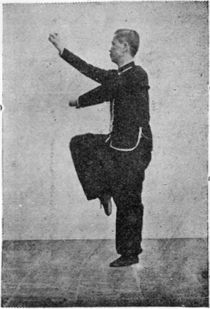 jambe levée, le poing qui écrase à droite
