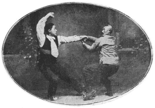 Xu Taihe et son fils Xu Yuancai s&rsquo;affrontant au poing, photographie de l&rsquo;édition de 1926