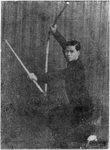 L&rsquo;auteur dans la posture du dragon enroulé, planche de l&rsquo;édition de 1946