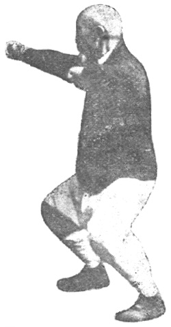 Posture 8, poing poussé en posture du cavalier