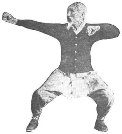 Posture 35, poing poussé en posture du cavalier