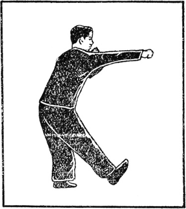 Huitième posture : la paume gauche sort de sous l&rsquo;aisselle droite et le poing droit frappe en complément, planche de l&rsquo;édition de 1954