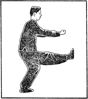 Trente-deuxième posture : enroulement de soie intérieur, la main droite remontant au nombril tandis que le pied gauche balaie, planche de l&rsquo;édition de 1954