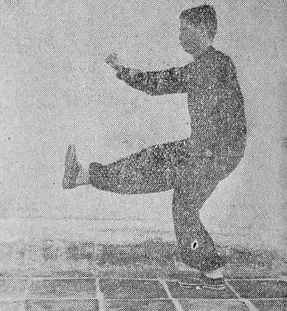 L&rsquo;auteur exécutant la posture 32 des Dix-Huit Vieillards, photographie de l&rsquo;édition de 1954