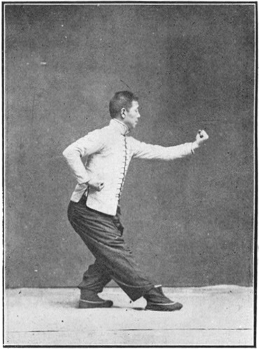 Planche 12 de l&rsquo;édition de 1919 : posture vide droite, le poing gauche en canon vers le ciel