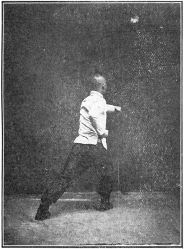 Planche 26 de l&rsquo;édition de 1919 : le poing gauche frappe à plat vers le nord