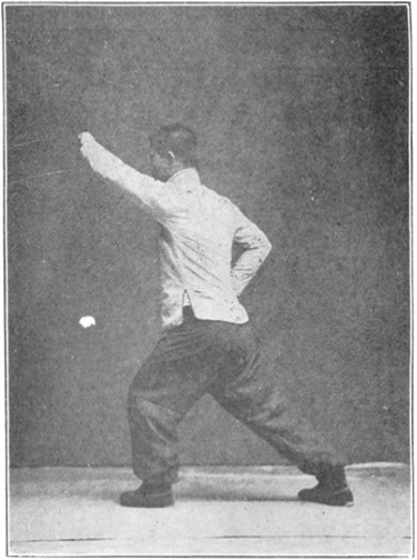 Planche 27 de l&rsquo;édition de 1919 : le poing gauche monte en arc au-dessus de la tête, mouvement de passage