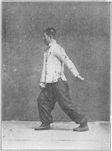 Planche 29 de l&rsquo;édition de 1919 : le poing droit pend droit devant l&rsquo;entrejambe, mouvement de passage