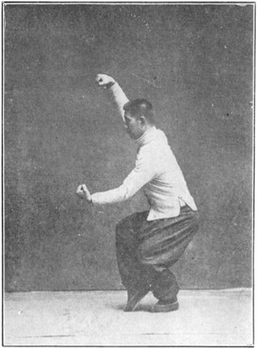 Planche 30 de l&rsquo;édition de 1919 : posture sur la pointe, le poing droit au-dessus du crâne et le gauche devant le ventre