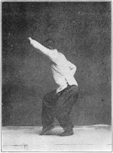 Planche 31 de l&rsquo;édition de 1919 : le poing gauche au-dessus de la tête, le poing droit retiré aux côtes