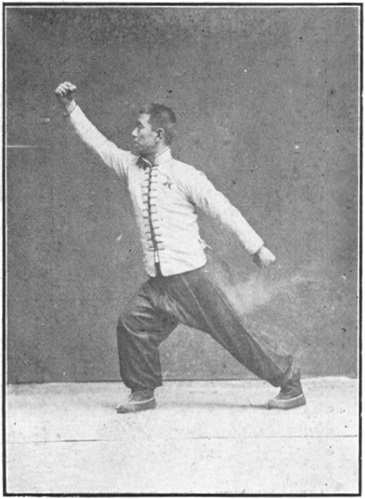 Planche 4 de l&rsquo;édition de 1919 : le poing gauche racle pendant que le poing droit transperce vers l&rsquo;ouest