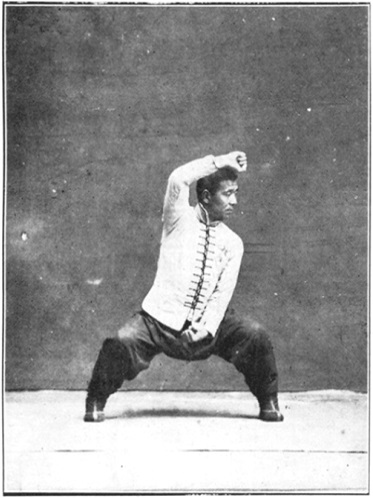 Planche 6 de l&rsquo;édition de 1919 : la posture du cavalier, pieds ouverts à l&rsquo;est