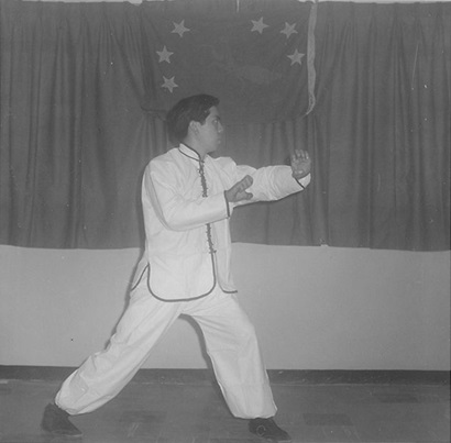 Posture 16, première figure : les deux mains scellant vers le bas en tournant le corps