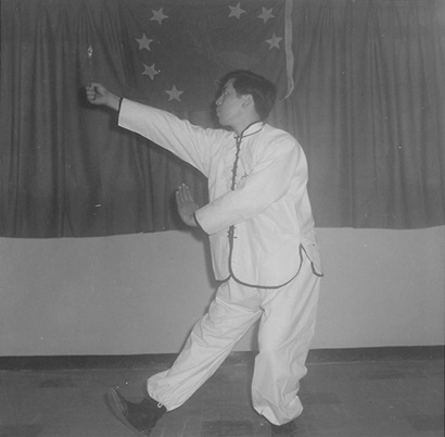 Posture 27 : le saut en avant et la main qui porte haut