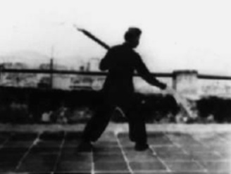 Posture 6, figure de transition : le pied droit avance, la hallebarde taille en remontant — planche de l’édition de 1958