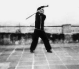 Posture 91 : l’arme ramenée à l’arrière après la révolution, quatrième porte — planche de l’édition de 1958