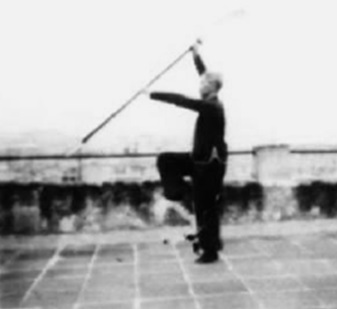 Posture 92 : l’arme haute, en équilibre sur une jambe, quatrième porte — planche de l’édition de 1958