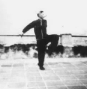 Posture 6, figure d’immobilisation : la hallebarde passée derrière, face au sud — planche de l’édition de 1958