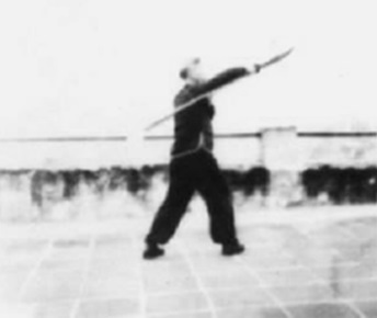 Posture 7, figure de transition : la hallebarde ressort de derrière le dos — planche de l’édition de 1958