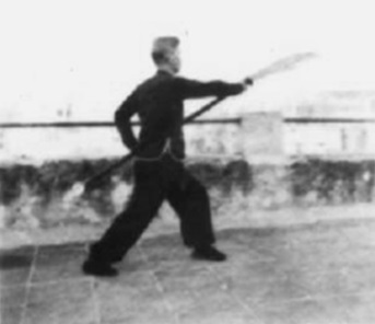 Posture 7, figure d’immobilisation : la hallebarde portée en biais vers l’est — planche de l’édition de 1958