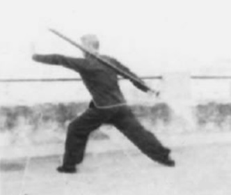 Posture 9 : la hallebarde portée dans le dos, tournée vers le nord — planche de l’édition de 1958