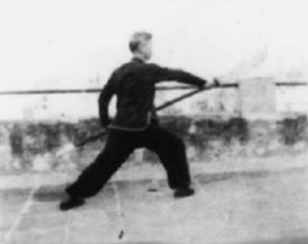 Posture 10 : la fente de force en pas de la montée à droite, tourné vers l’arrière-sud — planche de l’édition de 1958