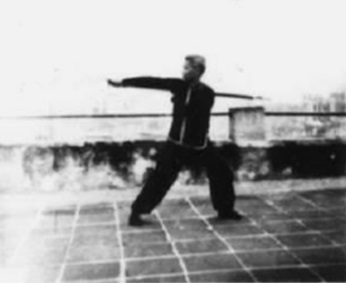 Posture 11 : pas « avaler et s’effondrer » à droite, la hallebarde retournée taille en remontant — planche de l’édition de 1958