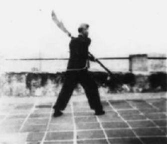Posture 13, figure de transition : le pied droit ouvert au sud, la hallebarde levée haut — planche de l’édition de 1958