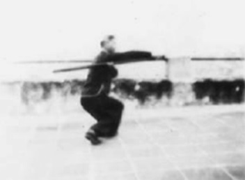 Posture 13, figure d’immobilisation : la hallebarde tranchant de côté vers l’ouest-droite — planche de l’édition de 1958