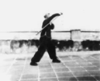 Posture 14, figure de transition : le pied gauche déplacé, la hallebarde remontant en balayant — planche de l’édition de 1958