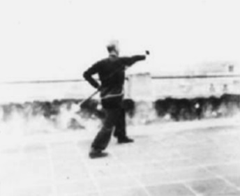 Posture 14, figure d’immobilisation : la hallebarde projetée en biais vers l’avant — planche de l’édition de 1958